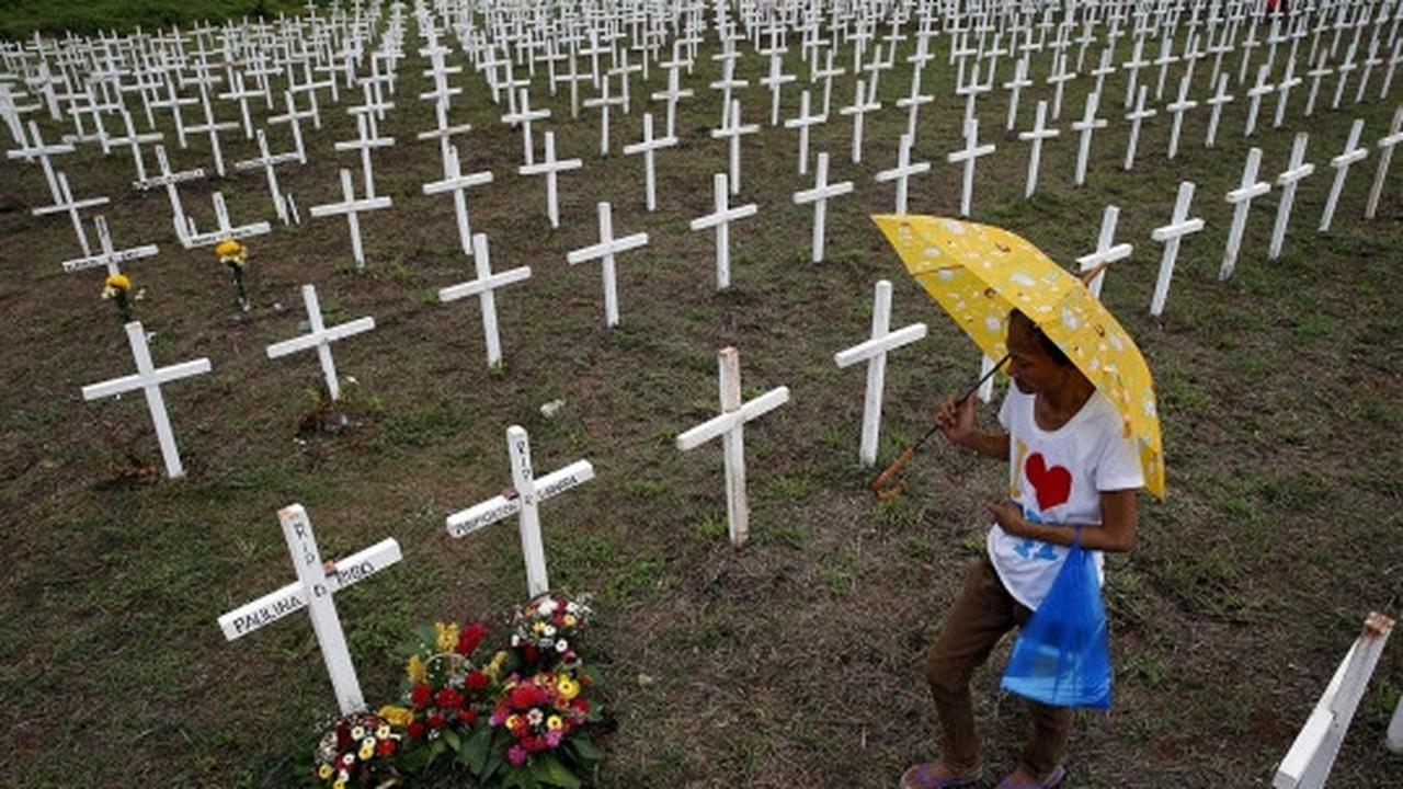 Jelang dua tahun Topan Haiyan, warga Filipina ziarah kuburan massal