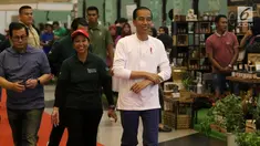 Gaya Presiden Joko Widodo saat menghadiri acara Spirit of Millenials: Green Festival di Jakarta, Kamis (31/1). Acara ini untuk meningkatkan kepedulian milenial terhadap gaya hidup ramah lingkungan, urban farming dan agrikultur. (Liputan6.com/Angga Yuniar)