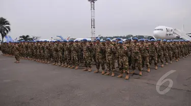 Gelombang pertama pasukan perdamaian yang tergabung dalam kontingen Garuda Konga 35A/UNAMID, hari ini Jumat (20/2/2015) sore  diberangkatkan dari Lanud Halim Perdanakusumah, Jakarta dengan menggunakan pesawat PBB. (Liputan6.com/Johan Tallo)