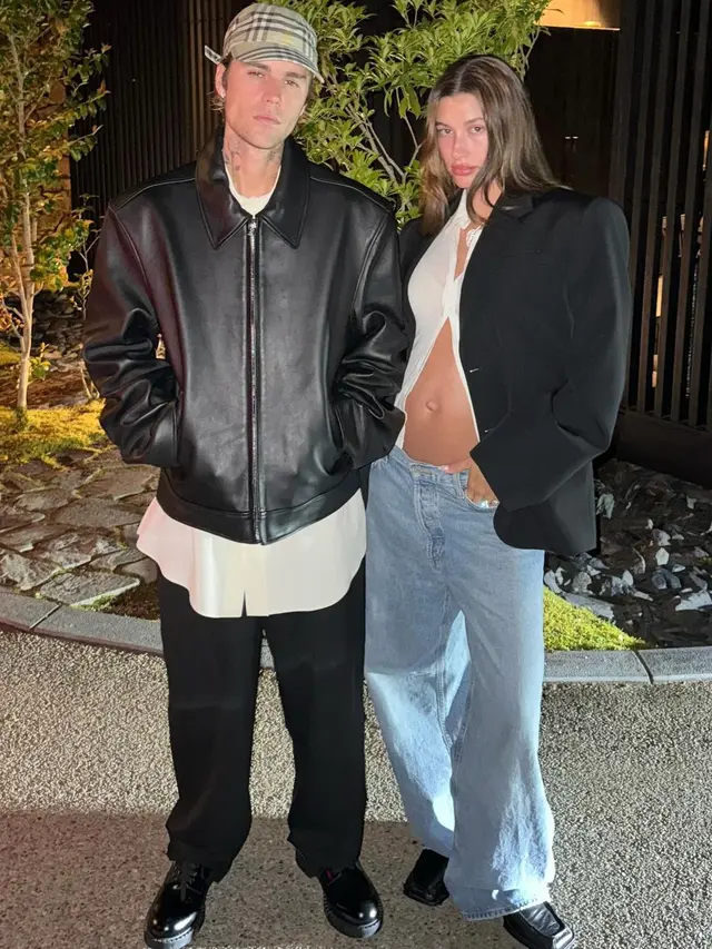 6 Gaya Bumil Hailey Bieber Babymoon ke Jepang Bersama Justin Bieber, Tampilkan Baby Bump Pakai Baju Terawang hingga Crop Top