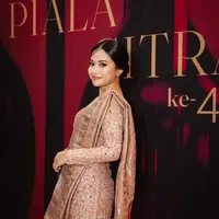 Hanggini kenakan kebaya dipadukan kain songket dan kain ulos sebagai selendang (instagram/fherriioo)