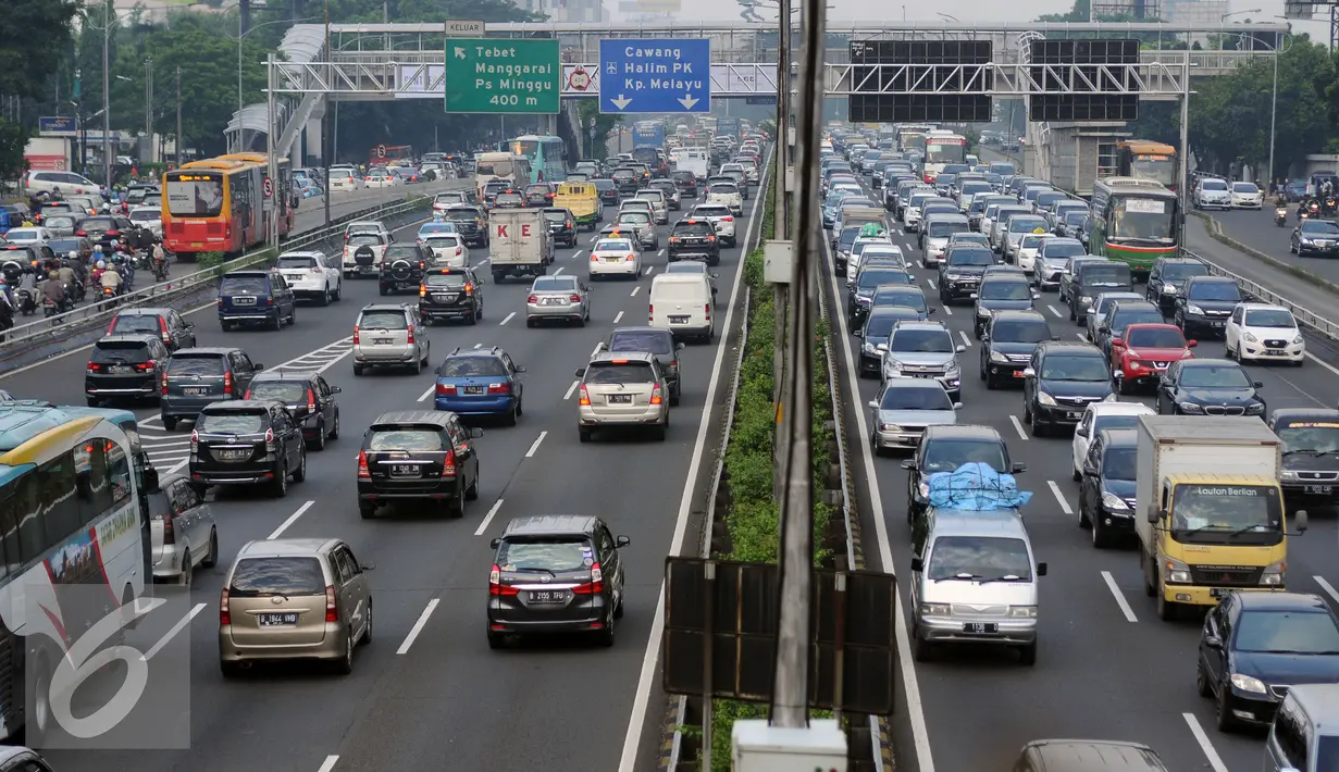 Arus lalu lintas di Jalan Tol Dalam Kota padat merayap, Jakarta, Jumat (1/7). Seiring berakhirnya jam kerja, sejumlah pemudik terlihat mulai meninggalkan kota Jakarta menuju kampung halaman. (Liputan6.com/Helmi Fithriansyah)