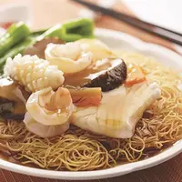 Jangan lewatkan menu sarapan lintas budaya di negeri mungil ini.