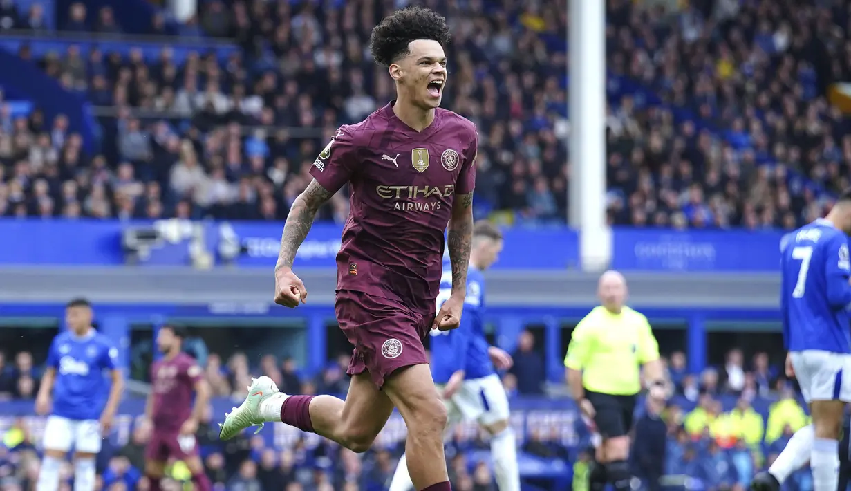 Pemain Manchester City, Nico O'Reilly melakukan selebrasi setelah mencetak gol ke gawang Everton dalam laga lanjutan Liga Inggris 2024/2025 di Goodison Park, Liverpool, Inggris, Sabtu (19/04/2025) waktu setempat. (AP Photo/Peter Byrne)