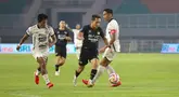 Egy Maulana Vikri dengan mudah melewati dari kepungan Firza Andika dan Rizky Ridho dalam laga pekan ke-22 BRI Liga 1 2024/2025 Dewa United vs Persija Jakarta di Stadion Pakansari, Sabtu (8/2/2025). (Bola.com/Abdul Aziz)