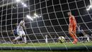 Kiper Inter Milan, Samir Handanovic, melihat bola yang masuk ke gawangnya pada laga Serie A di Stadion Giuseppe Meazza, Sabtu (28/4/2018). Inter Milan takluk 2-3 dari Juventus. (AP/Antonio Calanni)