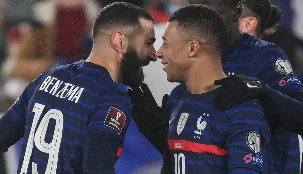 Prancis sukses memastikan lolos ke putaran final dengan status juara Grup D berkat gol Karim Benzema dan Kylian Mbappe di babak kedua. (AFP/Franck Fife)