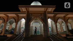 Warga berdiam diri atau beritikaf pada malam ke-27 bulan puasa Ramadhan 1443 H di Masjid Asy-Syuhada, Cikampek, Kabupaten Karawang, Jawa Barat, Jumat (29/4/2022). Itikaf dilakukan pada 10 hari terakhir bulan Ramadhan dengan membaca Alquran, dzikir, dan selawat untuk mencari rida Allah SWT. (merdeka.com/Imam Buhori)
