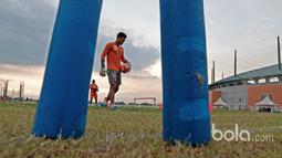Kiper andalan Pusamania Borneo FC, Wawan tengah berlatih di Stadion Pakansari, Bogor, (9/3/2017). (Bola.com/Nicklas Hanoatubun)