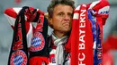 Kesedihan terpancar di wajah salah satu suporter Bayern Munich usai menyaksikan klub kesayangannya dipermalukan Real Madrid 0-4 di Allianz Arena, (30/4/2014). (REUTERS/Ralph Orlowski)