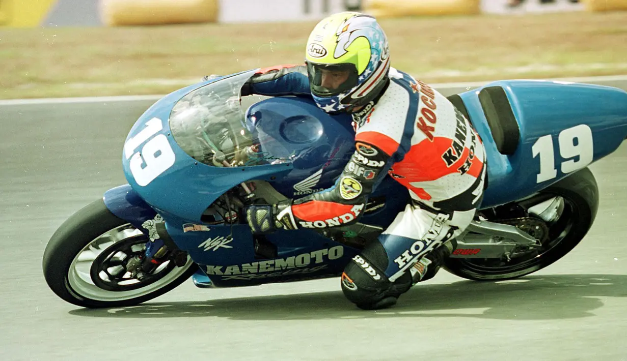 John Kocinski memulai debutnya di Moto GP setelah dirinya berhasil menyabet gelar juara dunia di kelas 250 cc. Ia langsung bertengger di peringkat keempat klasemen. Pada tahun 1996, ia pindah ke Superbike dan ia menduduki juara dunia pada musim berikutnya. (Foto: AFP/Upali Aturugiri)