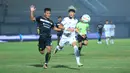 Pemain PSS Sleman, Kei Sano, berusaha mengejar bola yang lebih dekat dengan pemain Dewa United, Henhen Herdiana, pada laga pekan ke-15 BRI Liga 1 di Stadion Indomilk Arena, Tangerang, Jumat (6/10/2023). Hasil ini merupakan kekalahan kedua beruntun Super Elja. (Bola.com/M. Iqbal Ichsan)