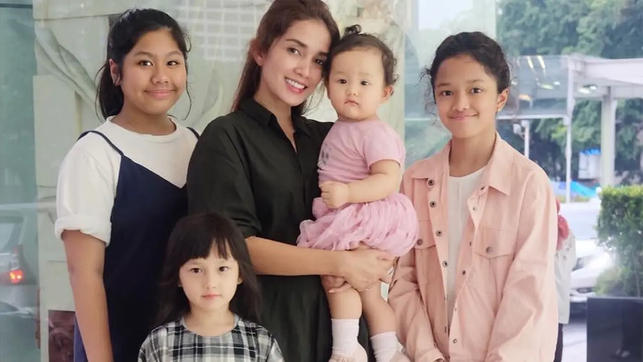 [Bintang] Ussy Sulistiawaty