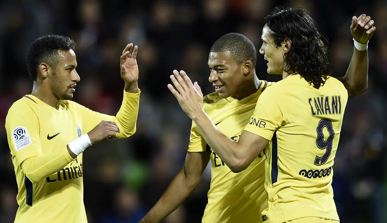 Bintang PSG, Neymar dan Edinson Cavani, merayakan gol yang dicetak Kylian Mbappe ke gawang Metz pada laga Ligue 1 Prancis di Stadion Saint-Symphorien, Moselle, Jumat (8/9/2017). Metz kalah 1-5 dari PSG. (AFP/Jean-Christphe Verhaegen)