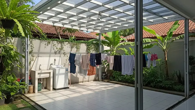 Inspirasi Area Jemur dengan Baja Ringan dan Atap Transparan (AI)