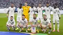 Para pemain starting XI Timnas Inggris berfoto bersama jelang menghadapi Timnas Spanyol pada laga final Euro 2024 di Olympiastadion, Berlin, Jerman, Minggu (14/7/2024). (AP Photo/Manu Fernandez)