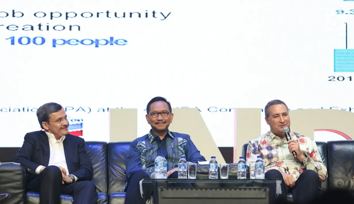 Managing Director Chevron IndoAsia Business Unit Charles A. Taylor (kanan) memberi pemaparan saat menjadi pembicara dalam 4th Congress of Indonesian Diaspora di Kota Kasablanka, Jakarta, Sabtu (1/7). (Liputan6.com/Angga Yuniar)