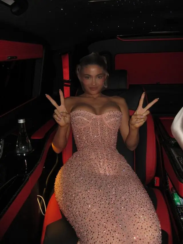 Kylie Jenner Kenakan Dress Korset Pink di Paris Fashion Week. [@kyliejenner]