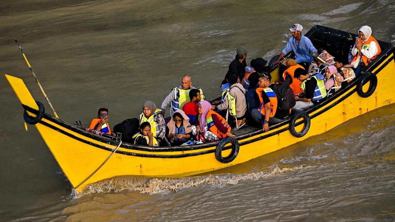 FOTO: Akses Terputus, Warga Kuta Blang Andalkan Penyeberangan Perahu Nelayan