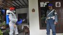 Petugas PMI melakukan penyemprotan disinfektan pada puskesmas di RW 09 Kompleks TNI AL Gandaria, Jakarta Selatan, Senin (14/2/2022). Penyemprotan yang difasilitas Satgas Covid 19 Lantamal III TNI AL tersebut dilakukan untuk mencegah penyebaran COVID-19 varian Omicron. (merdeka.com/Arie Basuki)