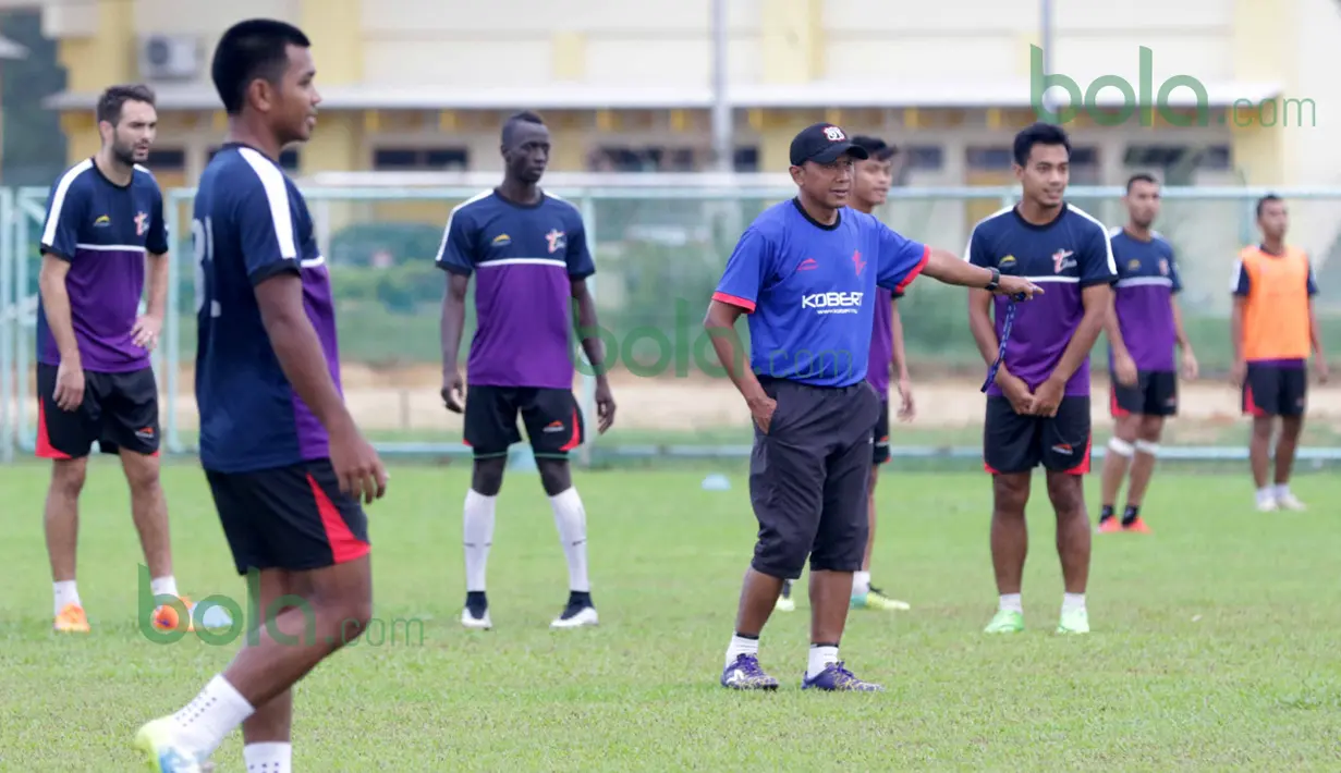 Pelatih Rahmad Darmawan saat memimpin latihan T-Team di Lapangan Gong Badak, Kuala Terengganu, Malaysia, Selasa (26/01/2016). (Bola.com/Nicklas Hanoatubun)