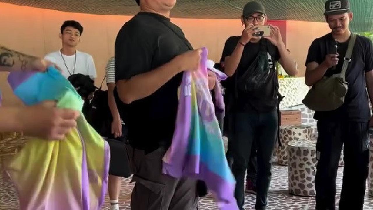 Momen Andre Taulany Kembali Bagikan Seragam untuk The Prediksi, Pakai Setelan Warna-Warni untuk ke Pantai