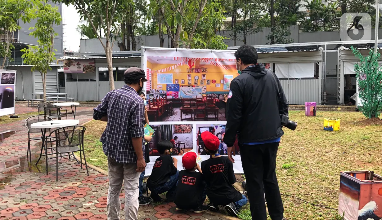 Komunitas “Kelas Jurnalis Cilik” dipandu pewarta foto mengikuti kegiatan tur pameran fotografi bertema 'Ragam Cerita Ibu Kota Sebelum dan Saat Pandemi COVID-19' di Thamrin 10, Jakarta, Minggu (6/12/2020). Pameran tersebut menampilkan 134 karya dari 89 pewarta foto. (Liputan6.com/Immanuel Antonius)