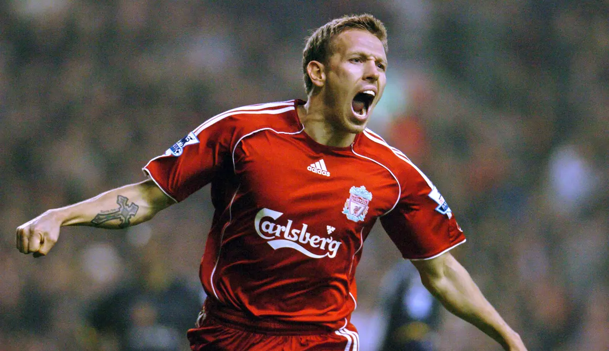 Craig Bellamy. Striker asal Wales ini tampil di era Premier League bersama 7 tim yaitu Coventry City, Newcastle, Blackburn Rovers, Liverpool, West Ham, Manchester City dan Cardiff City dalam rentang 2000/2001 hingga 2013/2014. Total tampil dalam 294 laga dengan mencetak 80 gol. (AFP/Paul Barker)