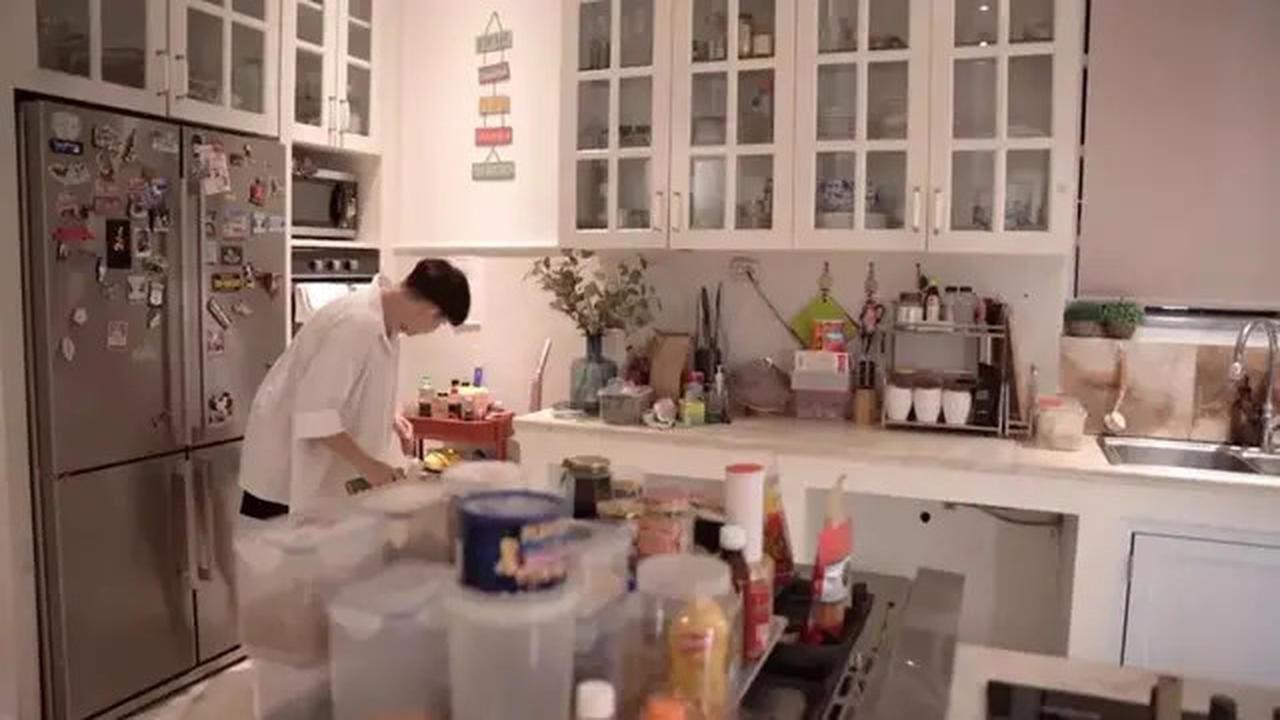 11 Potret Dapur Sissy Priscillia, Model Interior Serba Putih yang Menyatu dengan Ruang Keluarga
