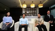 Rio Haryanto (kedua kiri) bersama Sandiaga Uno saat memberikan keterangan usai bertemu di Recapital, Jakarta, Selasa (16/2/2016). Saat ini kiprah Rio di F1 masih terhadang kendala uang kontrak senilai 12,5 juta euro. (Liputan6.com/Helmi Fithriansyah)