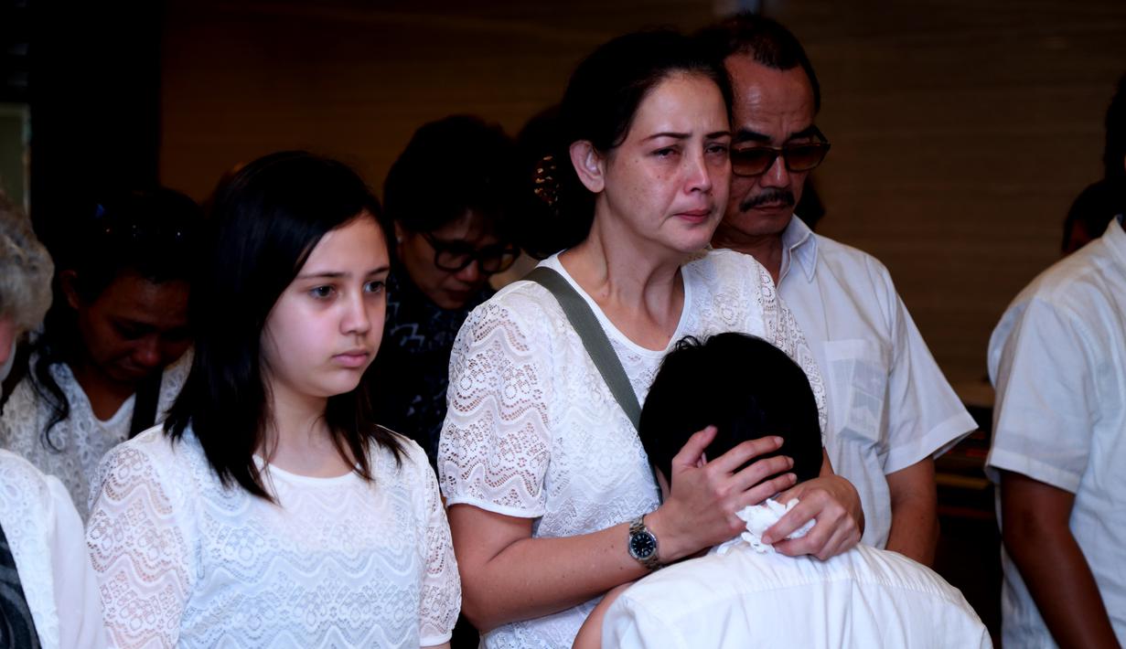 Tangis Roweina Umboh Antarkan James Sahertian Menjadi Abu Photo Fimela Com