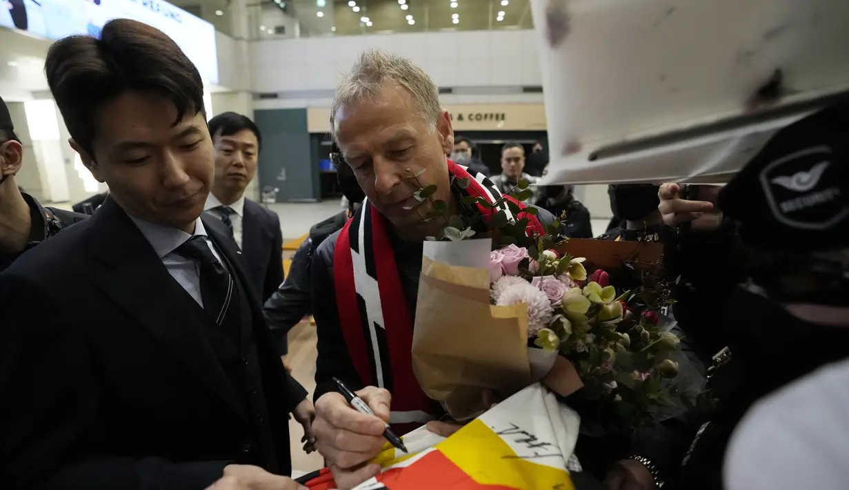 Pelatih Timnas Korea Selatan yang baru, Jurgen Klinsmann disambut ketua Komite Timnas Korea Selatan, Michael Muller setibanya di Bandara Internasional Incheon di Incheon, Korea Selatan, Rabu, 8 Maret, 2023. Jurgen Klinsmann, tidak membuang banyak waktu untuk menetapkan target pertamanya bersama Taeguk Warriors. Pelatih asal Jerman mengatakan bahwa ia ingin mengakhiri paceklik gelar Piala Asia, yang telah berlangsung lebih dari 60 tahun. (AP Photo/Ahn Young-Joon)