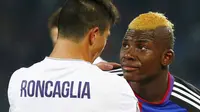 Breel Embolo (rambut kuning) saat membela FC Basel lawan Fiorentina di Liga Europa (REUTERS/Arnd Wiegmann)