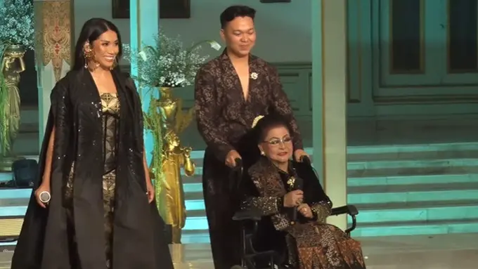 Pesona Eksotis Anggun C. Sasmi di Solo yang Membius Mengenakan Dress Batik Kawung