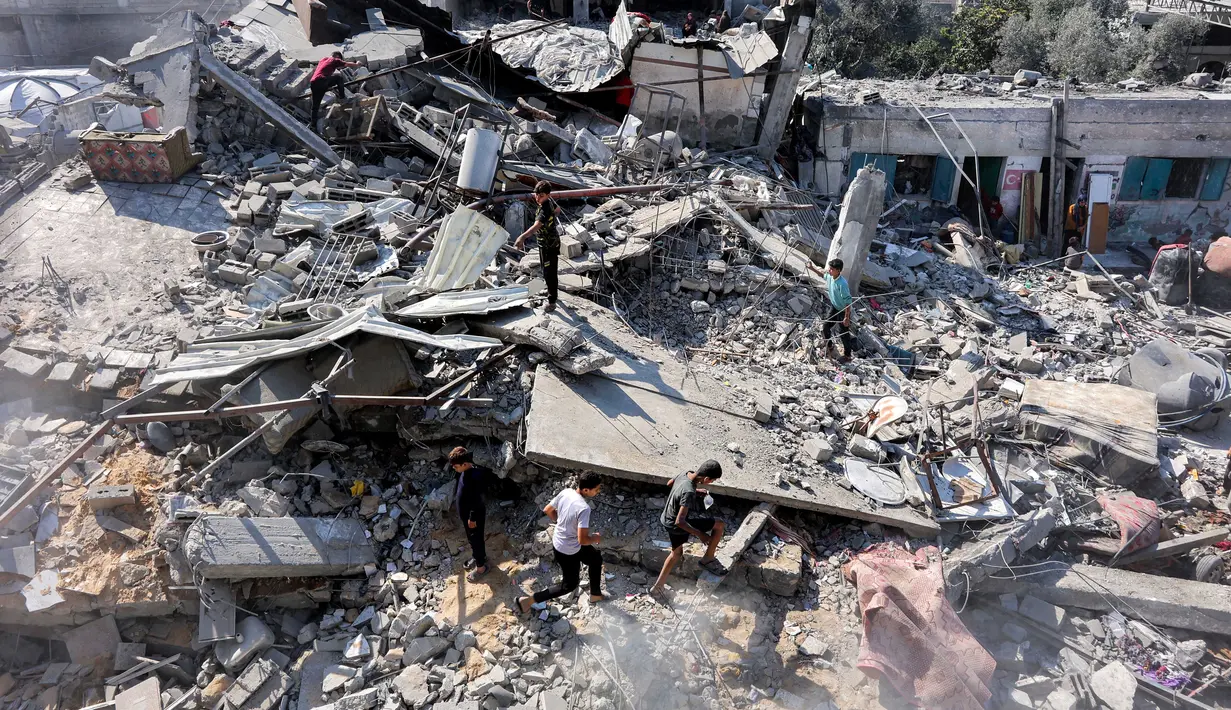 Lebih dari 90 persen dari 2,3 juta warga Palestina di Gaza telah dipindahkan secara paksa setidaknya satu kali saat menghadapi serangan Israel. (Omar AL-QATTAA/AFP)