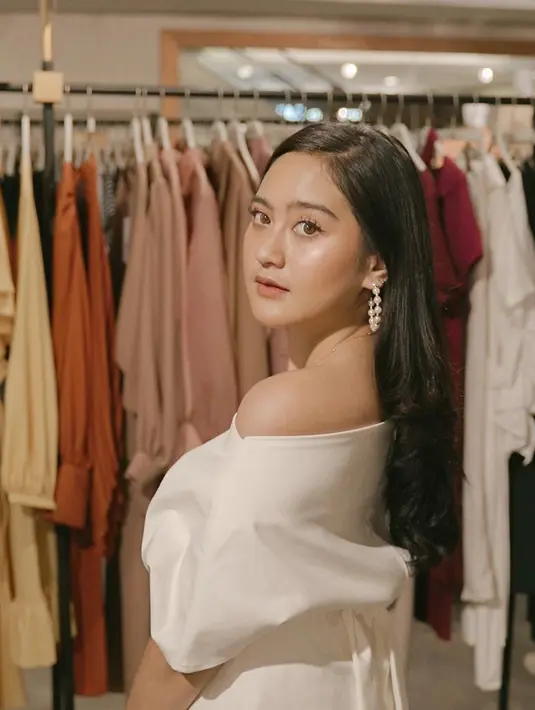 Wanita yang hobi travelling ini memiliki gaya busana hits dan stylish bikin yang membuat warganet makin mengidolakannya. Busana serba putih yang ia kenakan kali ini bermodel sabrina. Salshabilla terlihat semakin anggun. (Liputan6.com/IG/@salshabillaadr)