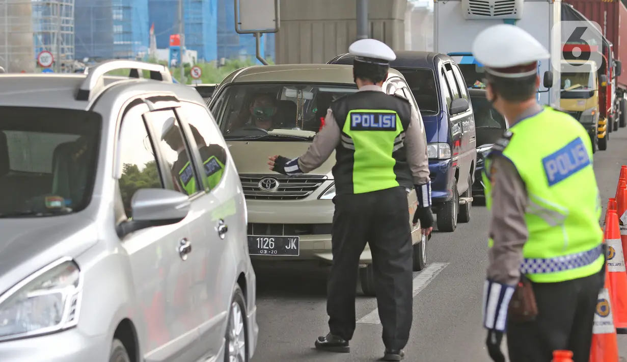 Polisi memeriksa kendaraan di Pos Penyekatan Jalur Mudik, Gerbang Tol Cikarang Barat, Bekasi, Rabu (20/5/2020). Sejak 24 April sampai 19 Mei 2020, Ditlantas Polda Metro Jaya telah memutarbalikkan 20.972 kendaraan mudik Lebaran yang hendak meninggalkan Jabodetabek. (Liputan6.com/Herman Zakharia)