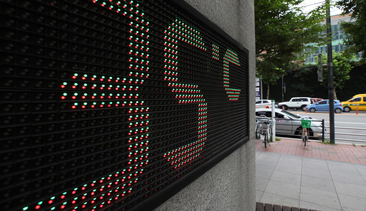Termometer menunjukkan suhu 35 derajat Celcius di Kota Seoul, Korea Selatan, Senin (23/7). Badan Meteorologi Korsel menambahkan bahwa cuaca panas telah terkumpul di atmosfer karena anticyclone Pasifik Utara sangat kuat. (Jin Sung-chul/Yonhap via AP)