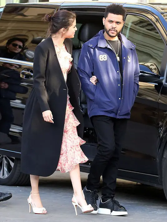 Keduanya berada di sebuah klub malam L’Arc dan asik menikmati dunianya sendiri. Mereka tidak peduli dan memperhatikan keberadaan orang-orang yang turut memadati klub malam tersebut. (doc.dailymail.com)