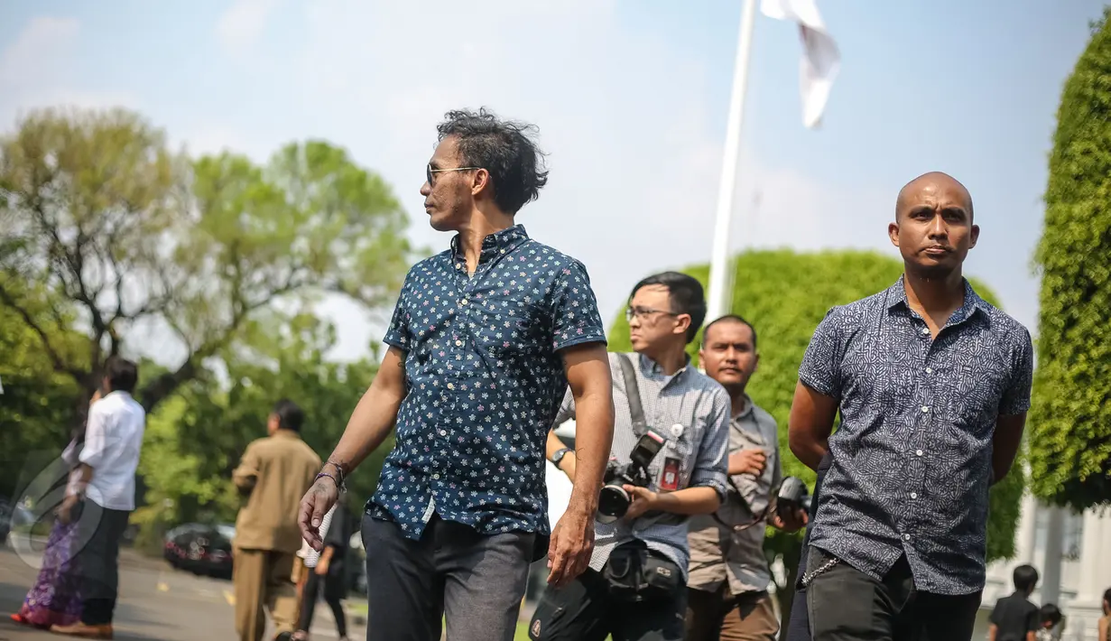 Slank mendapat undangan dari Presiden Joko Widodo untuk makan siang bersama, Jakarta, Rabu (3/6/2015). Tampak personel Slank memberikan keterangan pers perihal kedatangan mereka ke Istana. (Liputan6.com/Faizal Fanani)