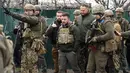 Presiden Ukraina Volodymyr Zelenskyy memeriksa lokasi pertempuran baru-baru ini di Bucha dekat dengan Kiev, Ukraina, Senin, 4 April 2022. (AP Photo/Efrem Lukatsky)