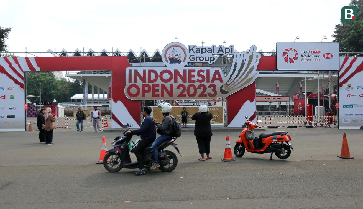 <p>Sejumlah pengunjung melakukan swafoto di pintu gerbang Istora Senayan menjelang Indonesia Open 2023 pada Senin (12/06/2023). Ketua Panpel Armand Darmadji mengungkapkan bahwa tahun ini akan menjadi edisi terakhir turnamen BWF Super 1000 tersebut di Istora Senayan sebelum dipindahkan ke arena yang lebih besar yakni Indoor Multifunction Stadium. (Bola.com/Bagaskara Lazuardi)</p>