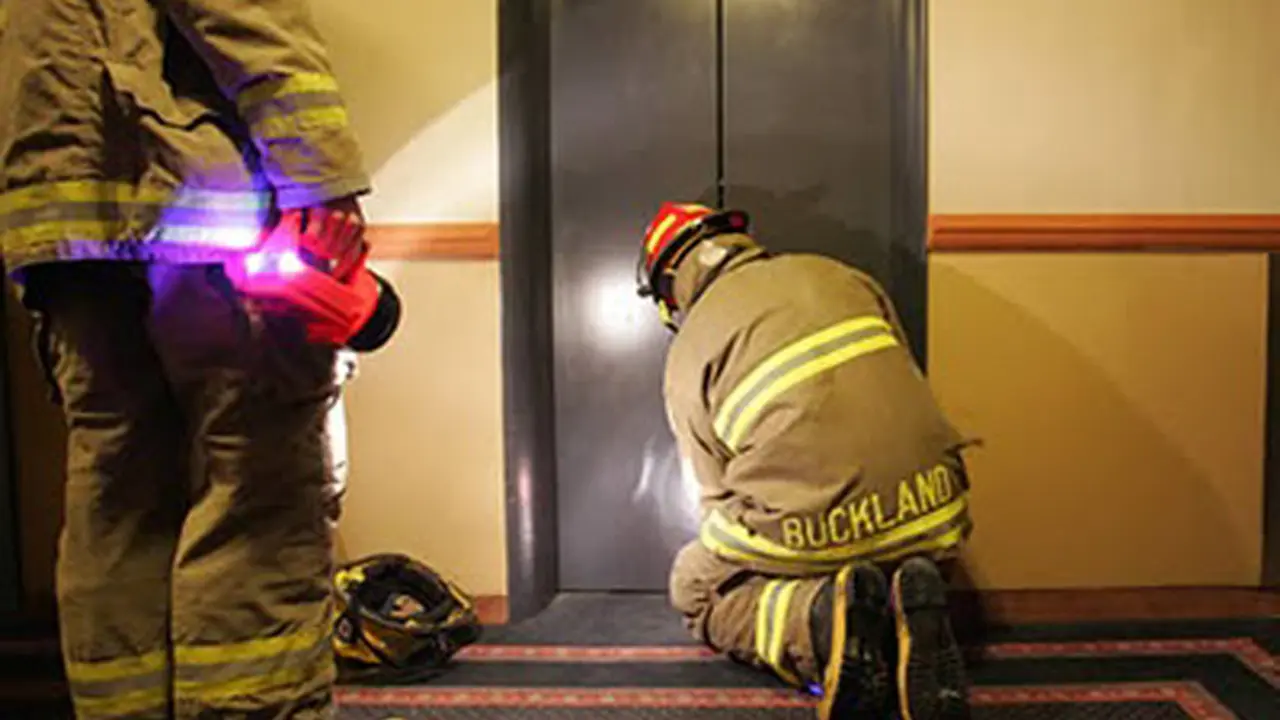 Terjebak lift