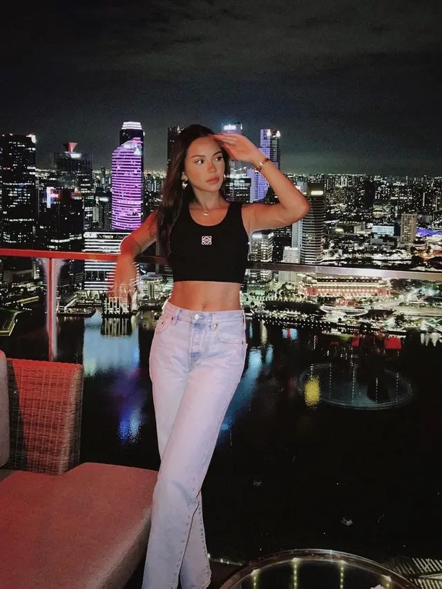 Outfit Hitam Ala Alyssa Daguise