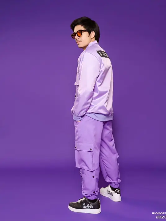 Tak ingin kalah sporty, Atta pilih padukan jacket berkantung dengan celana cargo [@riomotret]