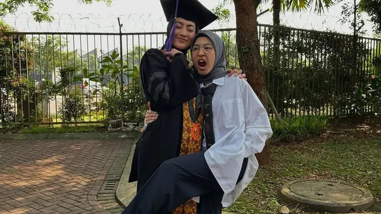 Potret Desy Ratnasari Wisuda S3, Resmi Menyandang Gelar Doktor