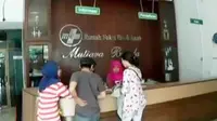 Ratusan korban vaksin palsu datangi RS Ibu dan Anak Mutiara Bunda, Ciledug.