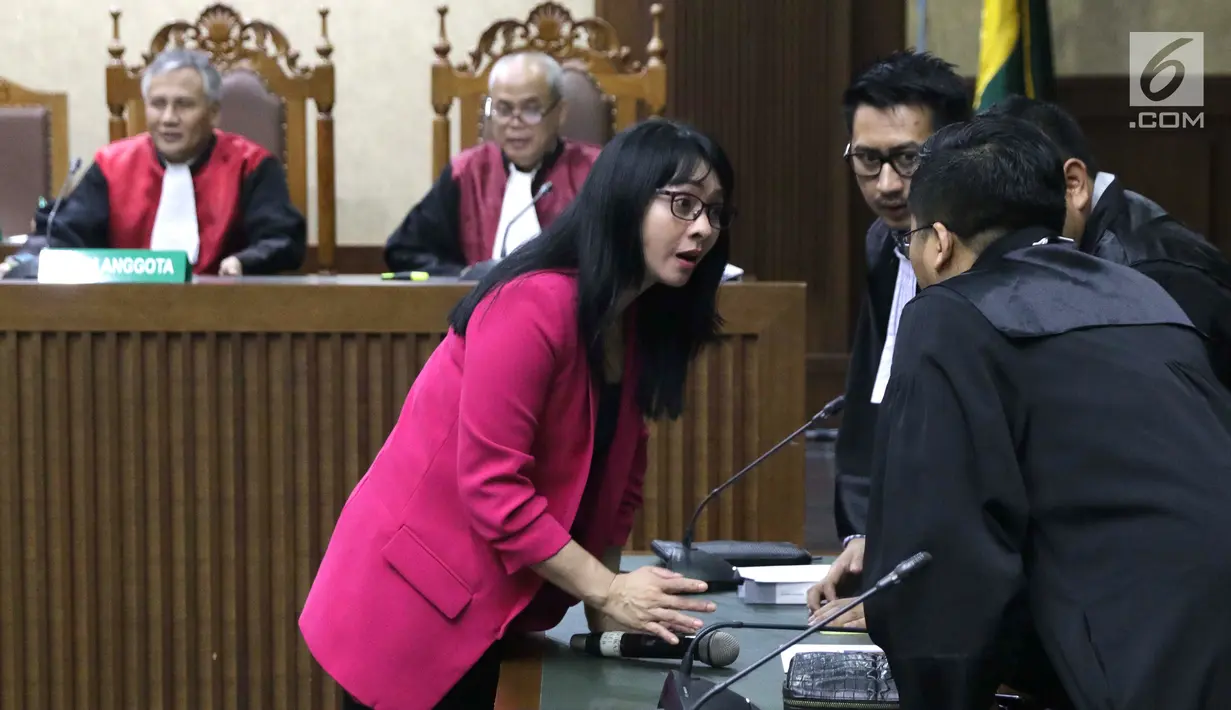 Mantan Bupati Kepulauan Talaud, Sri Wahyumi Maria Manalip bersama kuasa hukumnya saat sidang dakwaan di Pengadilan Tipikor, Jakarta, Senin (23/9/2019). Sri Wahyumi merupakan tersangka dugaan suap terkait pekerjaan revitalisasi Pasar Lirung dan Pasar Beo TA 2019. (Liputan6.com/Helmi Fithriansyah)