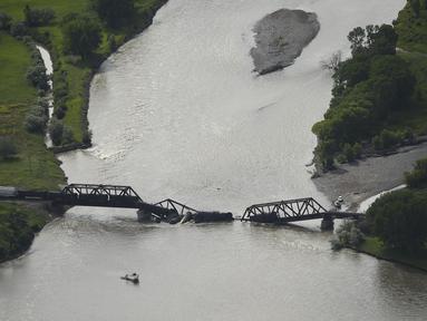 Bagian dari kereta barang terlihat di Sungai Yellowstone setelah jembatan kereta api runtuh , dekat Columbus, Montana, Amerika Serikat, Sabtu, 24 Juni 2023. (Larry Mayer/The Billings Gazette via AP)