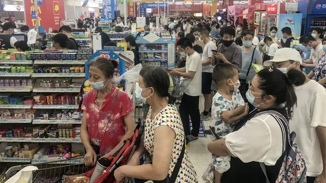 Covid-19 Kembali, Warga Wuhan Langsung Padati Supermarket